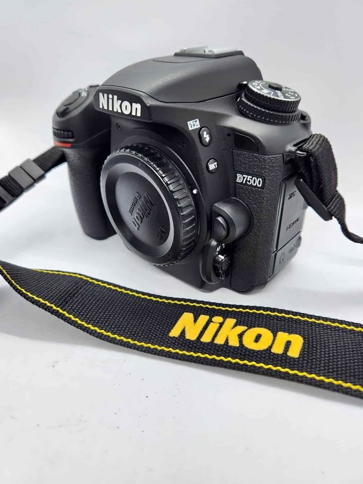 Nikon D7500 body with charger and battery shutter account 70 pictures only
